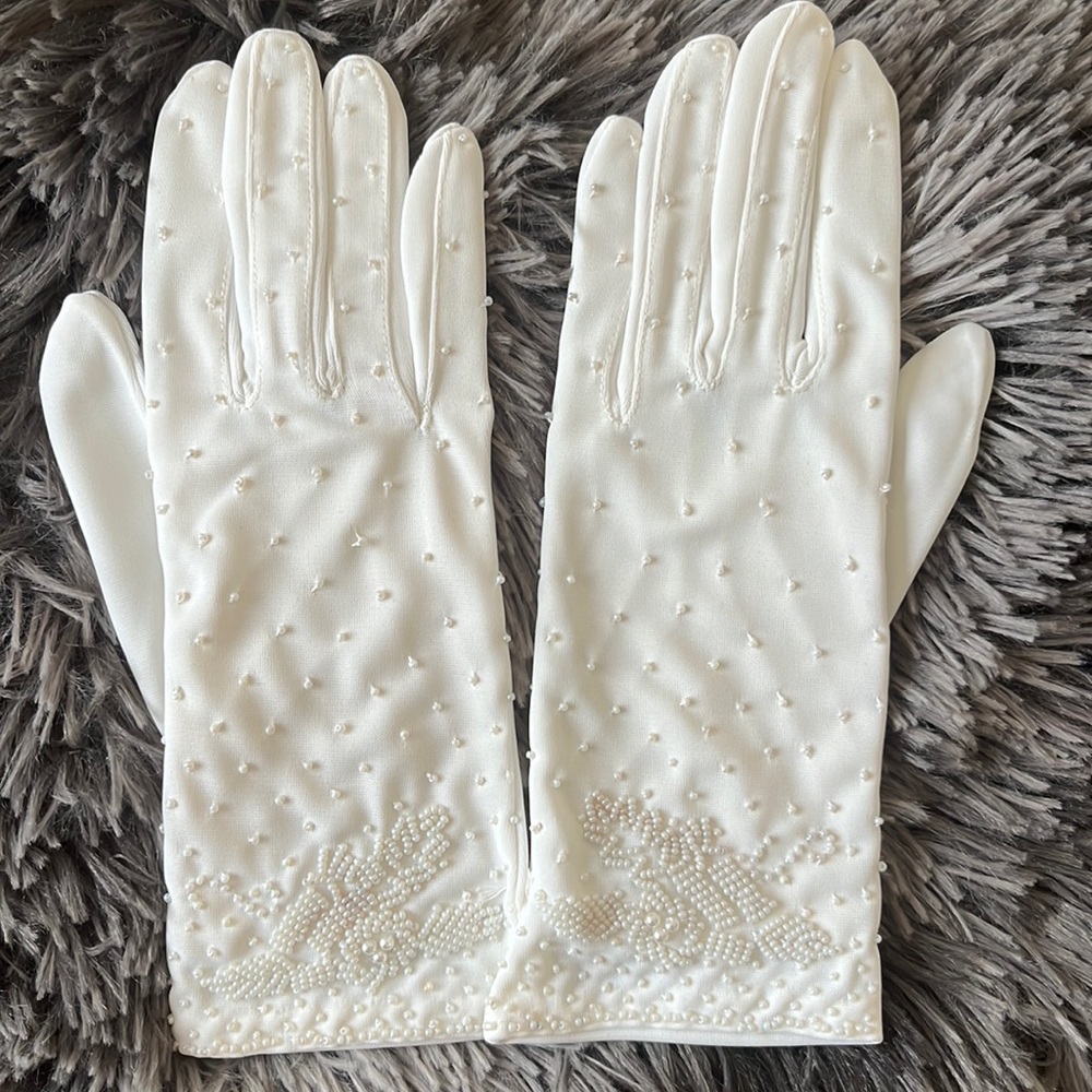 VTG 1950’s dead stock white beaded gloves